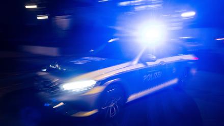 Ein Polizeiwagen mit Blaulicht. (Symbolbild)