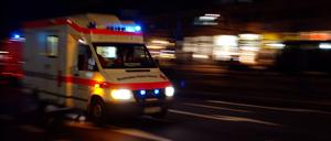 Rettungswagen des Deutschen Roten Kreuzes rast mit Blaulicht durch Berlin