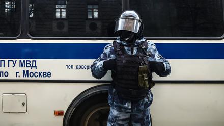 Ein Polizist vor den Büros des russischen Föderalen Sicherheitsdienstes FSB auf dem Lubjanskaja-Platz in Moskau am 11. März 2020.