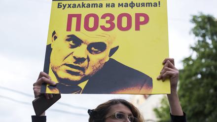 Demonstrantin fordert den Rücktritt des Generalstaatsanwalts.