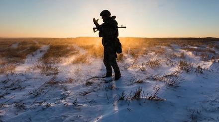 Die Silhouette eines Soldaten in der Nähe der Stadt Kramatorsk, Region Donezk.