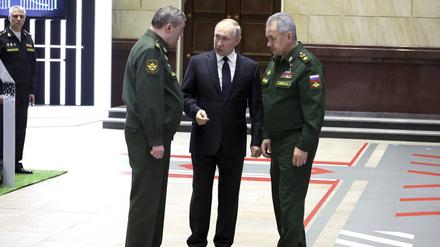 Russlands Präsident Wladimir Putin, Verteidigungsminister Sergei Shoigu und der neue Befehlshaber der russischen Truppen General Gerassimow.