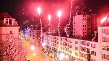 Menschen stehen am 31. Dezember 2022 auf einem Berliner Balkon und feiern den Jahreswechsel.