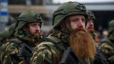 Litauische Soldaten in Uniform bei einer Militärparade im November vergangenen Jahres. Die baltischen Staaten rüsten sich für den Ernstfall – sie haben entschieden, ihre Verteidigungsanlagen zu verstärken.