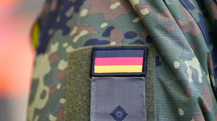 Auf der Uniform eines Bundeswehrsoldaten ist die Deutschlandflagge aufgestickt. Öffnet sich die Bundeswehr bald für Soldaten und Soldatinnen ohne Deutschen Pass?