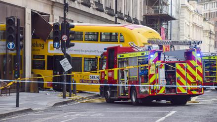 Rettungskräfte begutachten den Schaden vor Ort, nachdem ein Bus in ein Geschäft in der New Oxford Street in London gekracht ist.