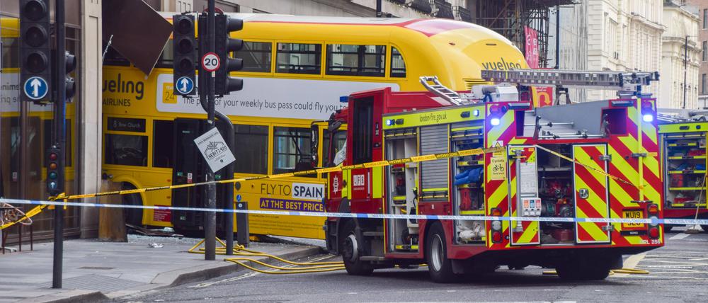 Rettungskräfte begutachten den Schaden vor Ort, nachdem ein Bus in ein Geschäft in der New Oxford Street in London gekracht ist.