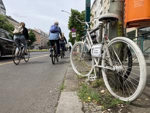 Nach dem Unfall brachten ADFC-Mitglieder am Unfallort ein weißes Fahrrad zur Erinnerung an Laëtitia Graffart an.