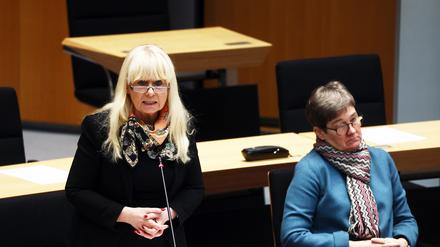 Innensenatorin Iris Spranger (SPD) und Gesundheitssenatorin Ulrike Gote (Grüne) im Abgeordnetenhaus.