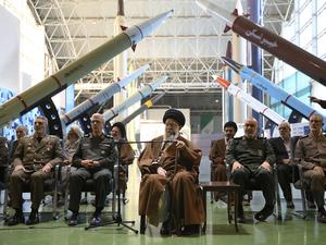 Noch gilt die Fatwa von Revolutionsführer Chamenei (M.), wonach der Einsatz einer  Atomwaffe „unislamisch“ sei.