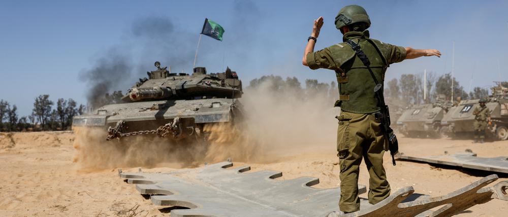 Ein israelischer Soldat lenkt einen Panzer in der Nähe der Grenze zwischen Israel und Gaza inmitten des anhaltenden Konflikts zwischen Israel und der palästinensischen islamistischen Gruppe Hamas in der Nähe der Grenze zwischen Israel und Gaza im Süden Israels.