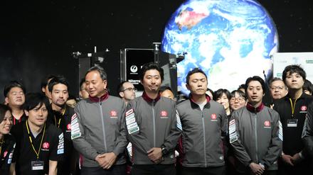 Takeshi Hakamada (M), Gründer und CEO von ispace, und seine Mitarbeiter stehen am Ende des Livestreams des privaten Monderkundungsprogramms «Hakuto-R» bei der Mondlandungsveranstaltung im Miraikan.