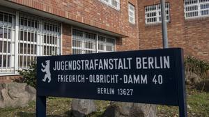 Berliner Strafvollzug sucht Nachwuchs und veranstaltet eine Berufsmesse im Gefängnis.