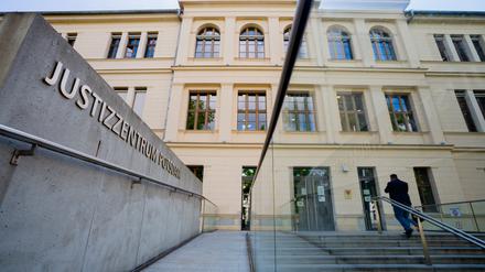 Das Justizzentrum Potsdam, in dem sich auch das Landgericht Postdam befindet. Auf die Justiz in Brandenburg rollt eine große Pensionierungswelle zu. 