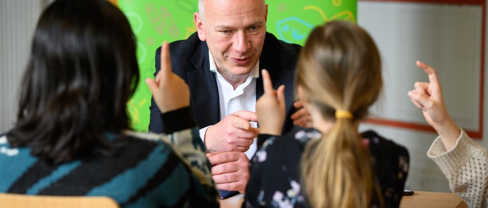 Kai Wegner (CDU), Regierender Bürgermeister von Berlin, spricht im Rahmen einer ·Berufe-Stunde· an der Allegro-Grundschule mit Schülerinnen und Schülern der Klasse 5c über seinen Beruf. 