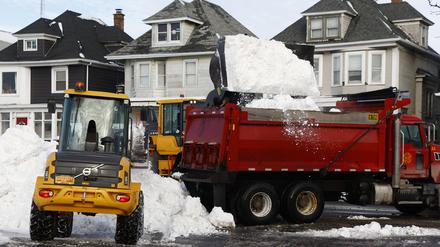 Ein Frontlader kippt Schnee in einen Muldenkipper in Buffalo, USA.