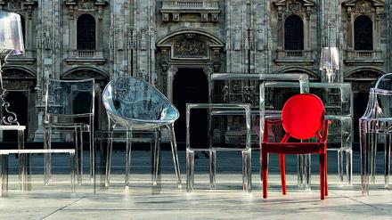 Stühle von Philippe Starck vorm Mailänder Dom - so präsentiert sich Kartell am liebsten.
