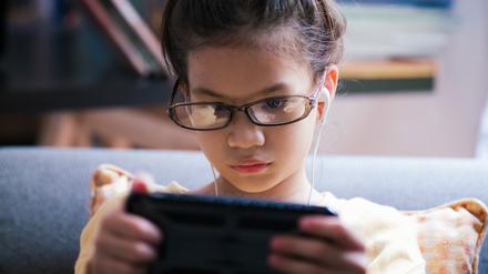 Kinder, die in Schule und Freizeit viel Zeit vor dem Handy verbringen, sind häufiger kurzsichtig.
