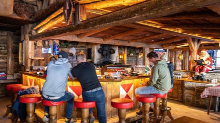 Auch in der Apres-Ski-Bar Kitzloch (hier bei einer Mitarbeiterbesprechung) ist es ruhiger geworden. 