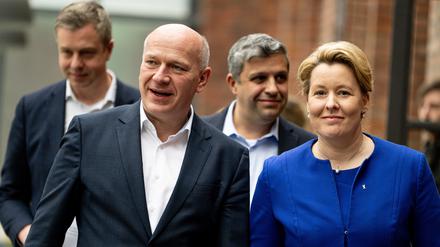 Stefan Evers (CDU), Generalsekretär, Kai Wegner (CDU), Vorsitzender, Raed Saleh, Vorsitzender der SPD Berlin, und Franziska Giffey (SPD), Regierende Bürgermeisterin von Berlin (von links nach rechts).