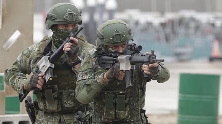 Soldaten absolvieren eine Übung auf dem Militärstützpunkt Penghu