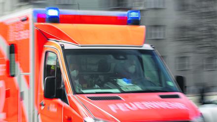 Ein Rettungswagen der Feuerwehr fährt auf einer Straße. (Symbolbild)