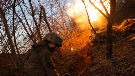 Der ukrainische Soldat Sergej feuert einen Mörser auf russische Stellungen ab. 