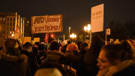 Viele wollen ein AfD-Verbot. Dafür demonstrierten sie am Mittwoch-Abend vor dem Roten Rathaus in Berlin.