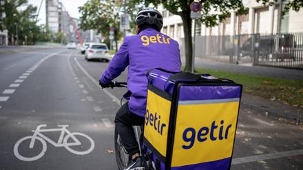 Ein Lieferfahrer des türkischen Lieferdienstes „Getir“ fährt mit seinem Fahrrad durch die Hauptstadt.