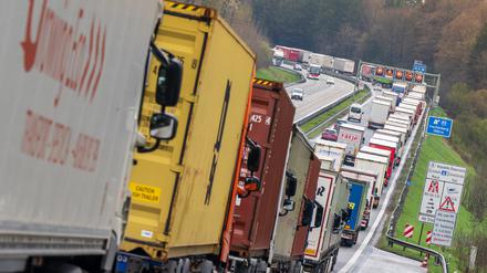 Bayern, Irschenberg: Hunderte LKW stehen auf der Autobahn A8 (Archivbild vom 26.04.2023).