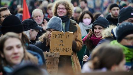14.01.2023, Berlin: «Keep in the Ground» steht auf einem Plakat, das eine Demonstrantin hält. Über 300 Personen nehmen an der Demonstration gegen die Räumung Lützeraths auf dem Hermannplatz teil. Foto: Annette Riedl/dpa +++ dpa-Bildfunk +++