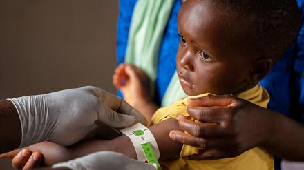 Ein kleiner Junge wird in Malawi von einem Arzt untersucht. 