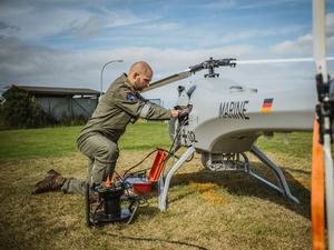 Ein Techniker der Bundeswehr prüft die Hubschrauberdrohne „Sea Falcon“ für den bevorstehenden Testflug.