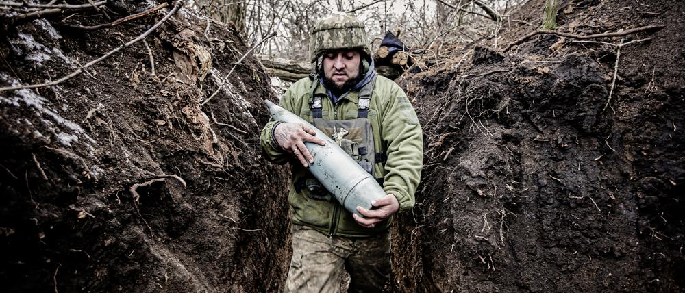 Der Mangel an Munition macht den Soldaten einer Artillerieeinheit in der Oblast Donezk am Dienstag 30. Januar 2024 zu schaffen. Die benoetigten Waffenlieferungen bleiben aus. Die Ukrainer befinden sich in der Defensive, es wird immer schwieriger fuer die Soldaten die Stellungen zu halten. 