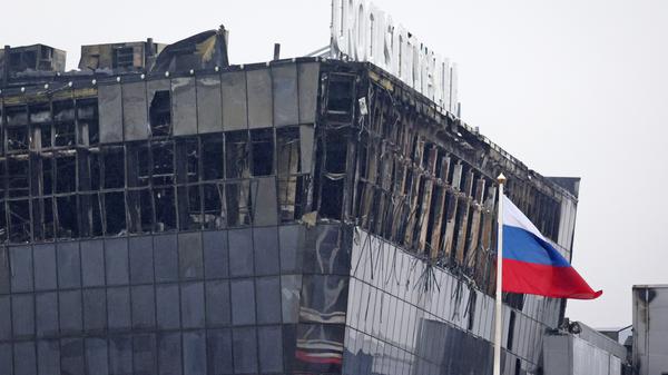 Blick auf die Crocus City Hall. Nach dem Terroranschlag im Nordwesten Moskaus auf eine Konzerthalle dauern die Ermittlungen an.