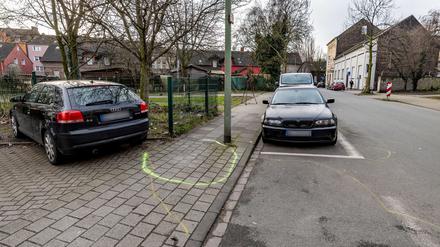 Duisburg Ende Februar: Der Tatort, nur noch die gelben Markierungen der Polizei erinnern an den Messerangriff auf zwei Kinder.