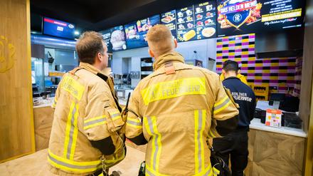 Feuerwehrleute bestellen im Restaurant „City Chicken  – das Original seit 1996“ auf der Sonnenallee in Berlin-Neukölln „Helden Menü“. 