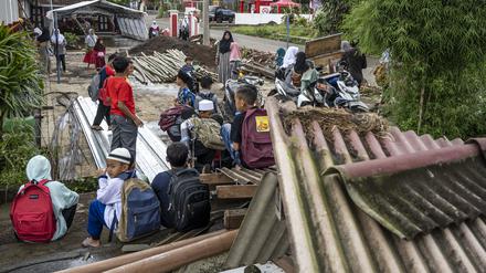 Bilder eines Erdbebens vom 23.12.2022 in Indonesien.