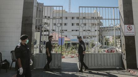 Mitglieder der Hamas vor dem Al-Schifa-Krankenhaus in Gaza