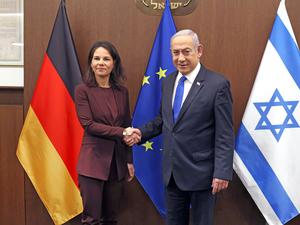 Israels Premierminister Benjamin Netanjahu (r) begrüßt die deutsche Außenministerin Annalena Baerbock (Bündnis 90/Die Grünen) vor einem gemeinsamen Treffen.