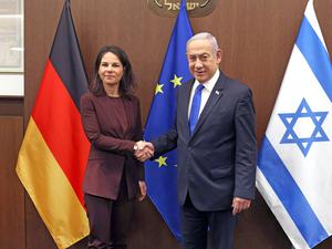 Israels Premierminister Benjamin Netanjahu (r.) begrüßt die deutsche Außenministerin Annalena Baerbock (Bündnis 90/Die Grünen) vor einem gemeinsamen Treffen. 