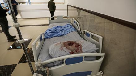 Blick auf ein blutverschmiertes Bett im Ibn-Sina-Krankenhaus nach einem tödlichen israelischen Militärangriff. 