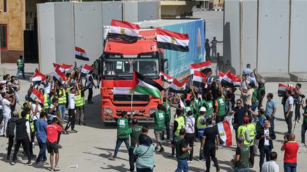 Lastwagen eines Hilfskonvois kehren auf die ägyptische Seite zurück, nachdem sie über den Grenzübergang Rafah zwischen Ägypten und dem Gazastreifen Hilfsgüter in den Gazastreifen geliefert haben. (Symbolfoto)