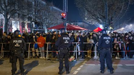 Polizisten sichern den Pariser Platz vor dem Brandenburger Tor nach dem Silvesterfeuerwerk zum Jahreswechsel 2022/2023.