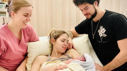 Potsdams Neujahrsbaby 2024 heißt Elias. Auf dem Bild Hebamme Justine Schultz, Mama Justine, Baby Elias und Papa Björn Böhme Hackmack.