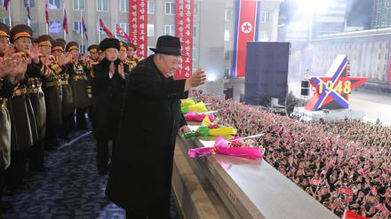 Nordkoreas Herrscher Kim Jong-un bei einer Parade am 9. Februar 2023.