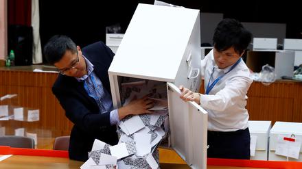 Eine Wahlurne wird in Hongkong geöffnet im November 2019.