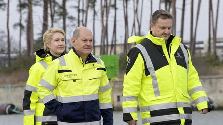 Manuela Schwesig, Olaf Scholz und Stephan Knabe bei der offiziellen Inbetriebnahme des LNG-Terminals ‘Deutsche Ostsee’ im Industriehafen Lubmin. 