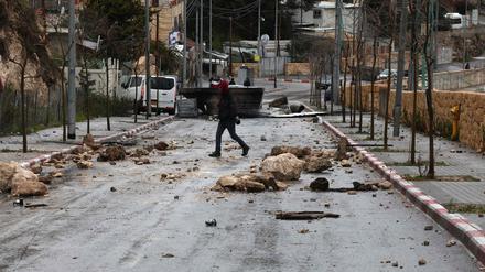 Ein Palästinenser läuft über eine blockierte Straße in Ost-Jerusalem. Die Gewalt eskaliert erneut im Nahostkonflikt.