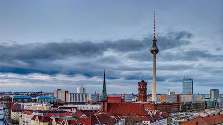 Panorama des Berliner Stadtzentrums mit Blick auf den Fernsehturm am Alexanderplatz.
